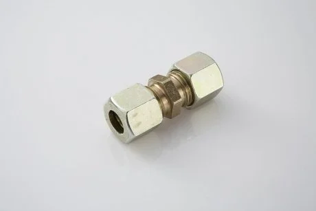 Соединитель прямой 12x12 пластиковых трубок с гайками PE AUTOMOTIVE 076.003-00A (фото 1)