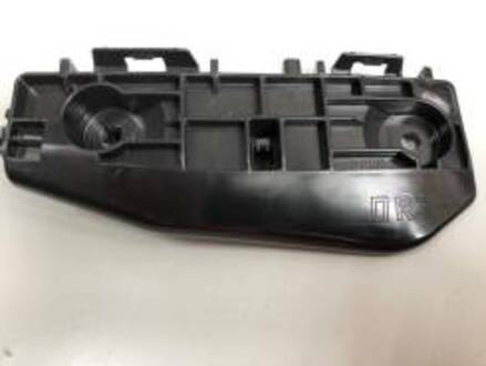 Направляюча права бампера переднього TOYOTA 52115-60250 (фото 1)